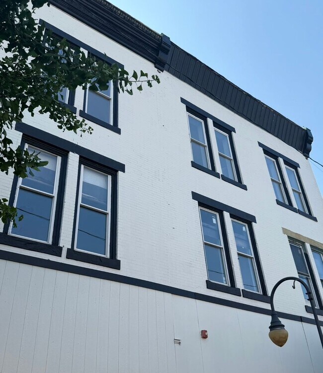 Primary Photo - Renovated Studio Apartment with Comfortabl...
