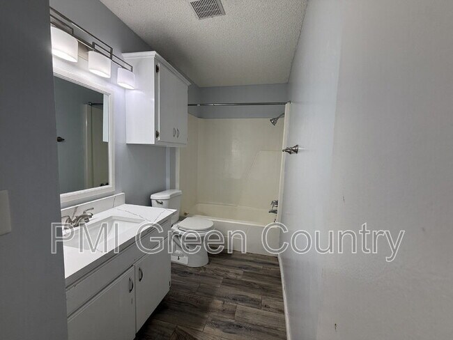 Building Photo - 322 W Quantico St