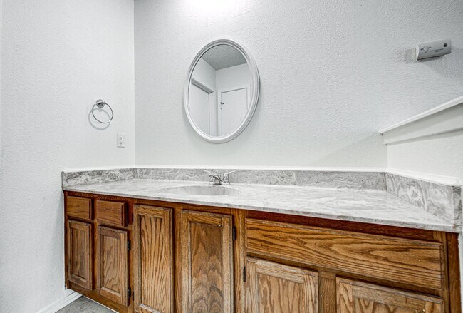 Building Photo - Move-In Ready Cherry Creek 3 Bedroom, 2 Bath!