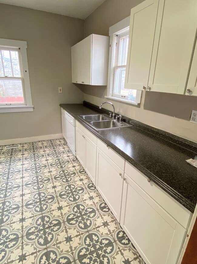 Building Photo - 2 bed, 2 bath home