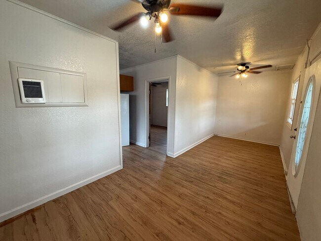 Building Photo - One bedroom, One bathroom front/back duplex. Pet Friendly! Located in Scottsbluff!