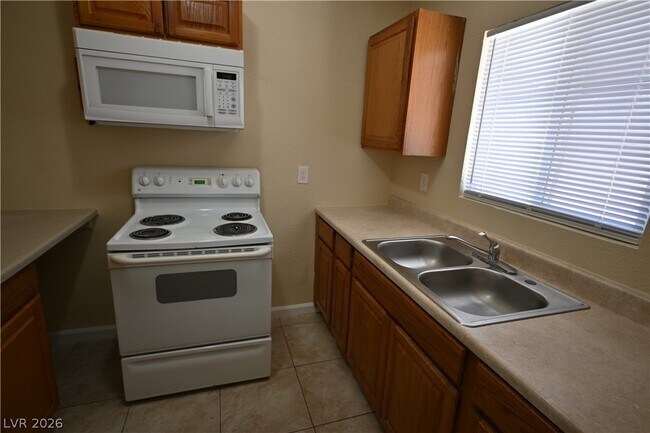 Building Photo - 320 N 16th St