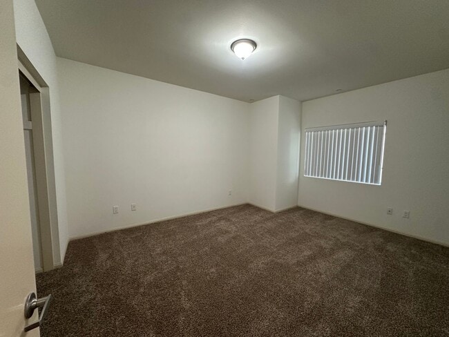 Building Photo - Available Low Income Unit - 2bed2bath cond...