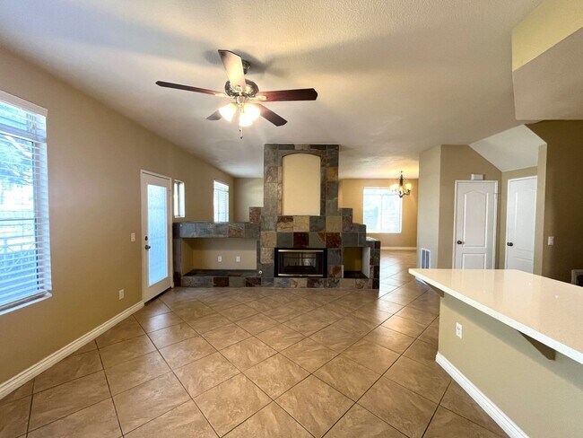 Building Photo - 3 bed, 3 bath located in Ontario, CA!