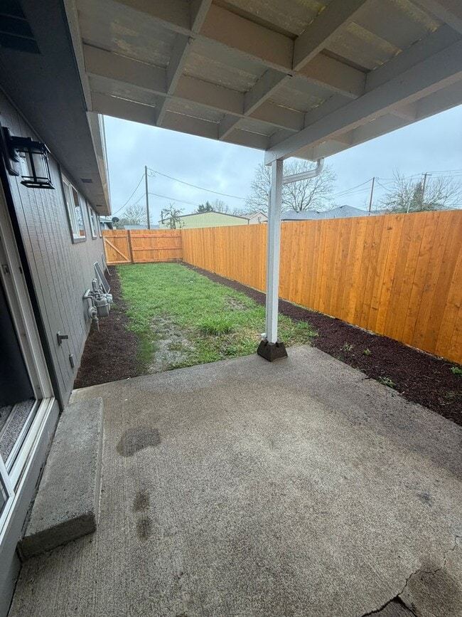 Building Photo - Newly Remodeled 2 Bedroom!