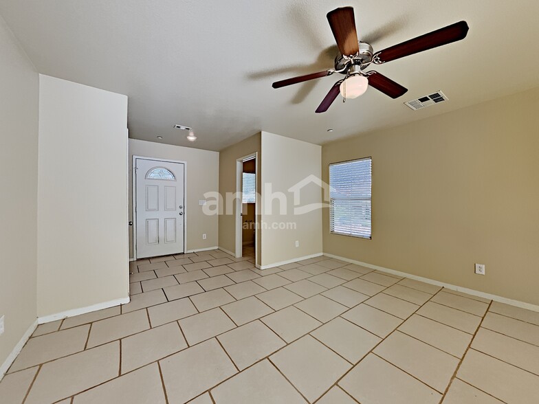 Building Photo - 1160 Paradise Safari Dr