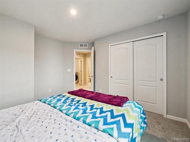 Building Photo - 4765 Glenora Dr