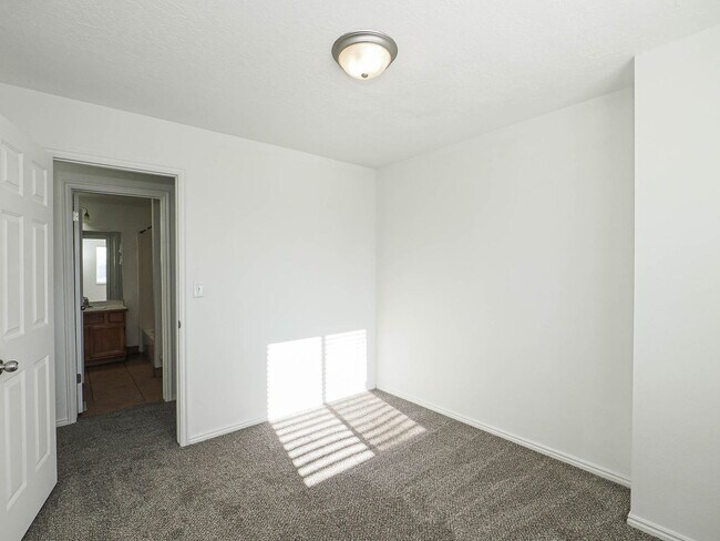 Building Photo - RES_LI_1683