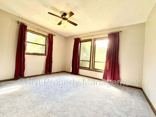 Building Photo - 733 Westchester Dr