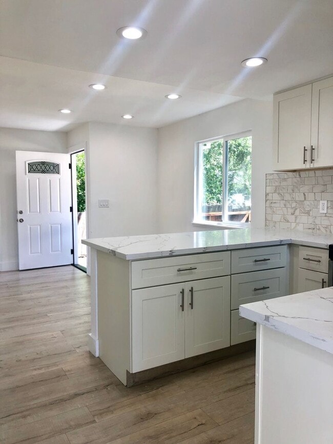 Building Photo - 3BD Townhome in Windsor | Private Yard + Garage | Walk to Shops + Wine Country