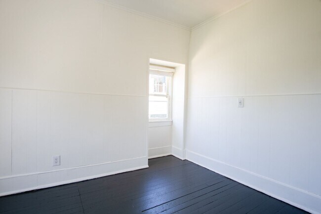 Building Photo - Flexible Leases! Corner Single Room in Dar...