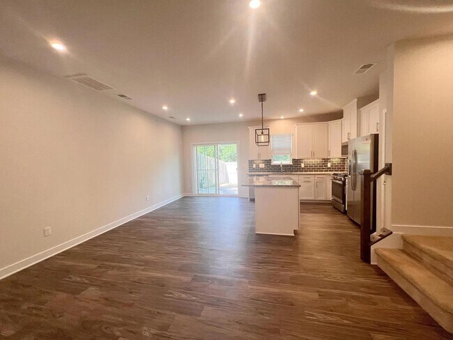 Building Photo - 131 Lilywood Ct