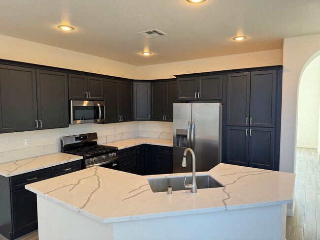 Building Photo - New flooring and kitchen. No neigbors behi...