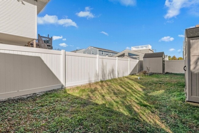 Building Photo - 413 W Beach Ave