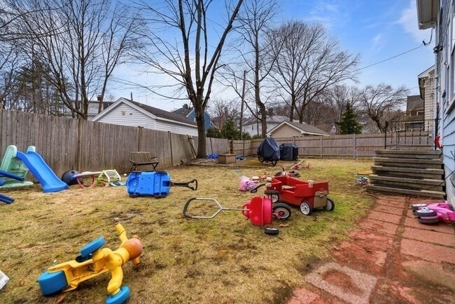 Building Photo - 859 Fellsway W