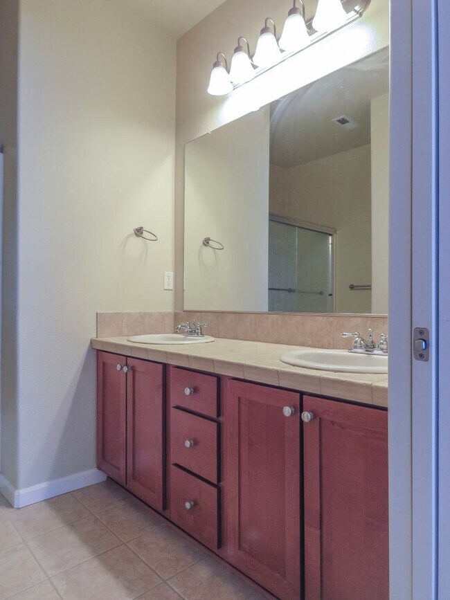 Building Photo - 2 Bedroom Townhome Coming soon !!