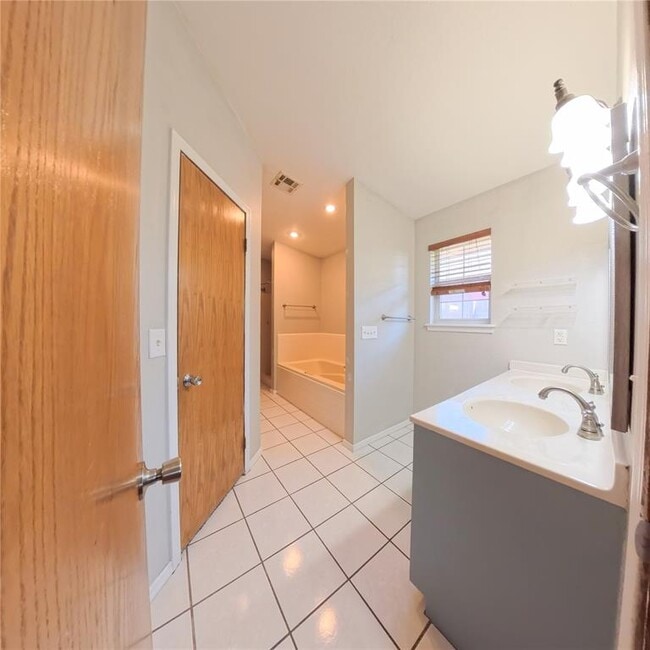 Building Photo - 504 Quail Run N