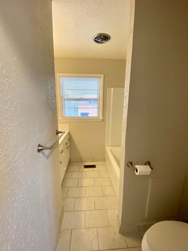 Building Photo - Updated & Renovated in Midtown! 3 Bedrooms...
