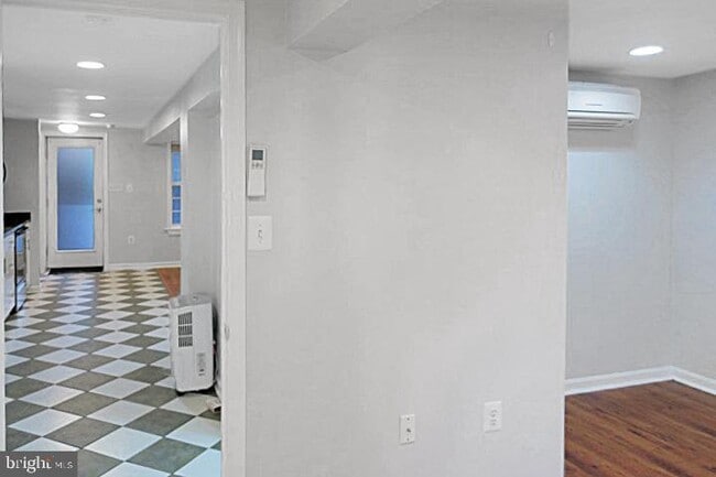 Building Photo - 910 7th St NE