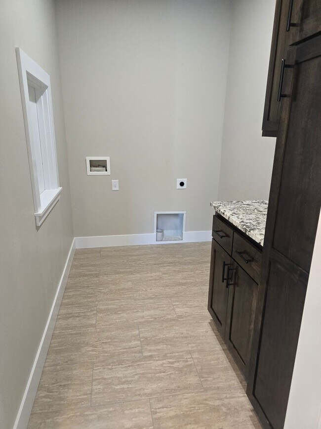 Building Photo - 3 bed 3 bath Brand-New Custom-Built home f...