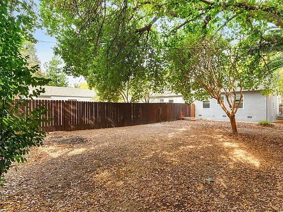Building Photo - Welcome to this charming 2-bedroom