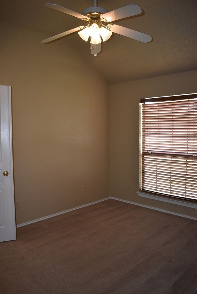 Building Photo - 2521 Creek Dr
