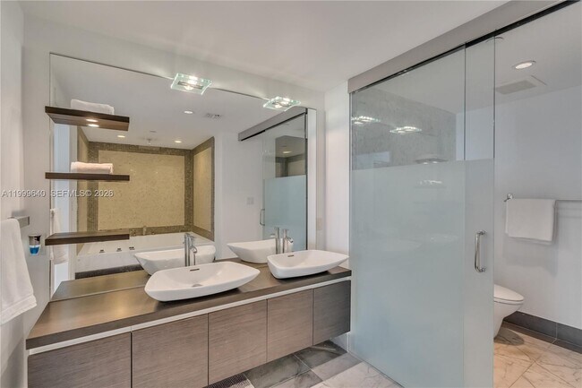 Building Photo - 200 Biscayne Blvd Way