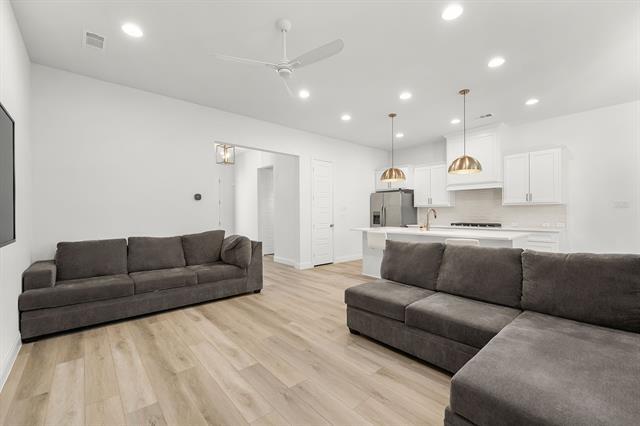 Building Photo - 2124 Village Walk Ln