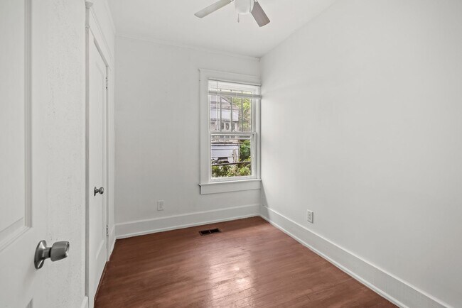 Building Photo - Charming 4 Bedroom, 2 Bathroom house