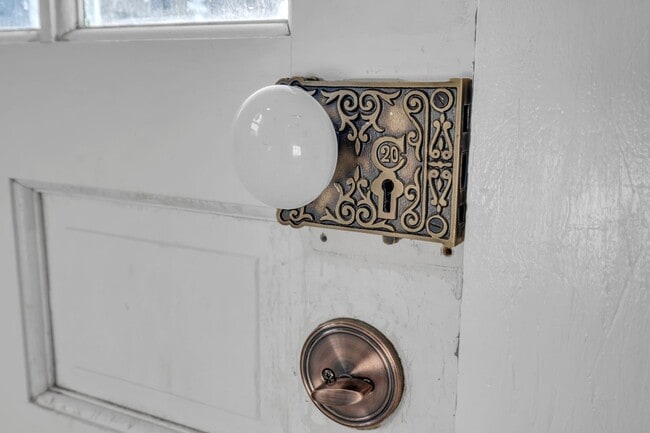 Building Photo - Available in March. Nashville 2 BED charming cottage for rent. Renovated with darling details and...