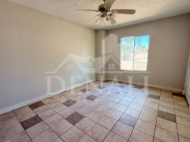 Building Photo - 1274 W Sparrow Ct