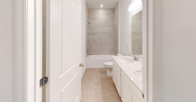 Building Photo - "Charming 3-Bed Oasis on Friendship Fountain Ave with 2 Full Baths and 1714 Sq Ft of Comfort!"