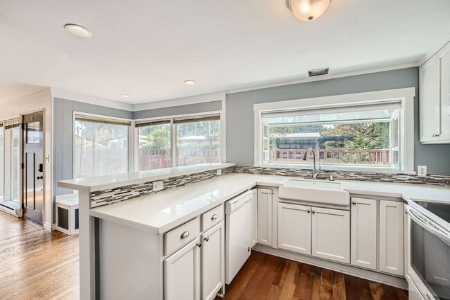 Building Photo - Ideally Located 3 Bed 2 Bath Lake Forest P...