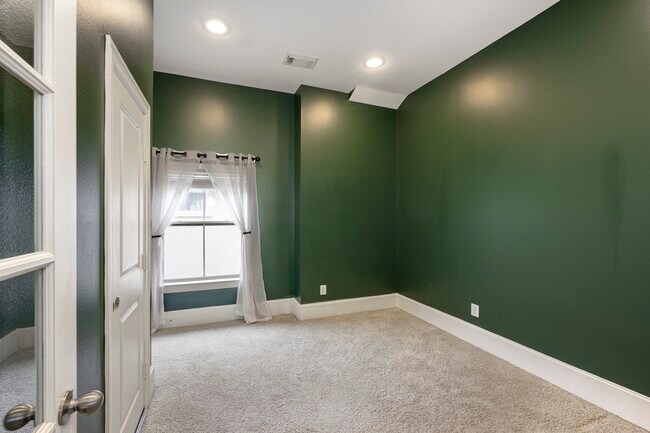 Building Photo - 931 W 23rd St