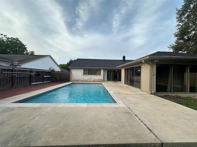 Building Photo - 12139 Huntington Park Dr