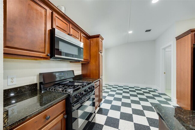 Building Photo - 1207 Hughmont Dr