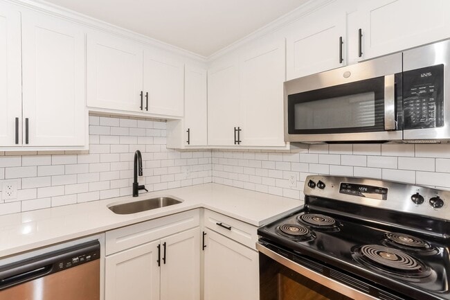 Building Photo - Move-in Today and get 1 month Free - 2 bed / 1 bath on King St. & Calhoun