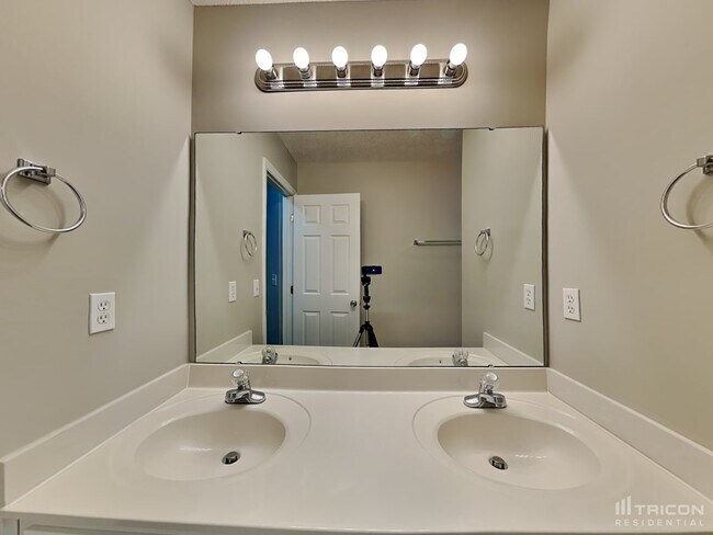 Building Photo - 252 Cambridge Dr