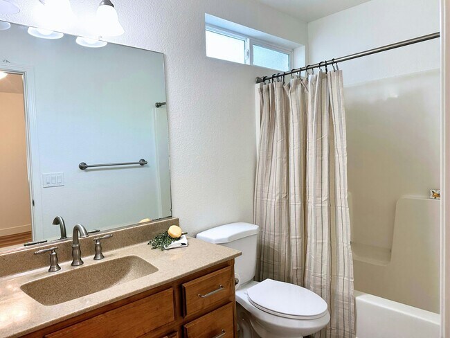 Building Photo - 1661 La Paloma Ct