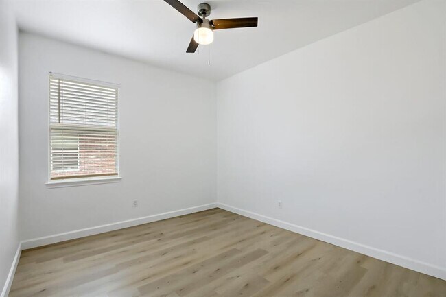 Building Photo - 183 Blossom Vly Strm