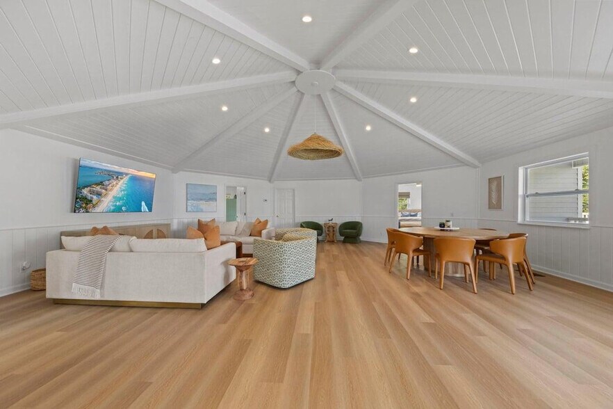 Building Photo - 169 Pompano St