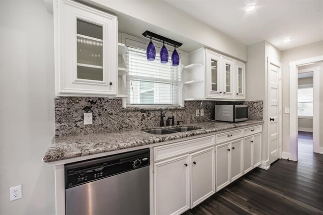 Building Photo - 4924 Mimosa Dr