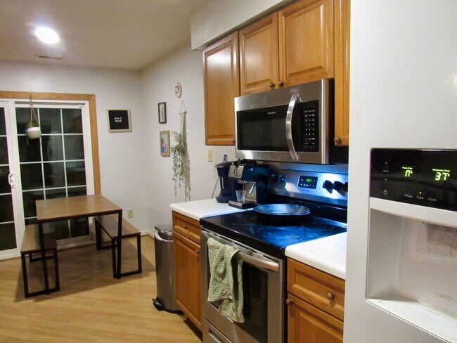 Building Photo - 302 S Hill Ln