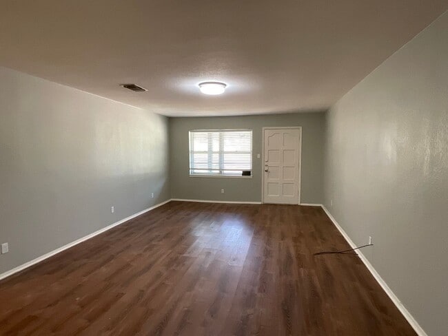 Building Photo - *NOW AVAILABLE* Absolutely Gorgeous 2 Bedr...