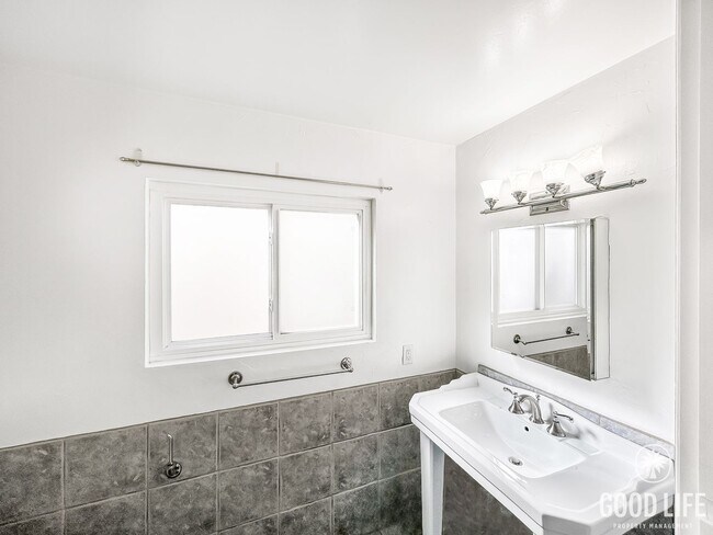 Building Photo - Stunning 2BD/2BA W/ Updated Kitchen, A/C, and Reserved Parking in La Mesa!