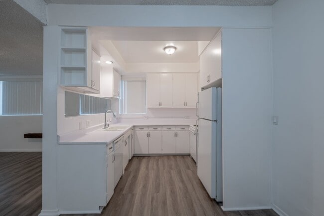 Building Photo - Spacious 1 bed 1 bath apartment in Santa Monica! ** 1 GARAGE PARKING SPACE INCLUDED!**