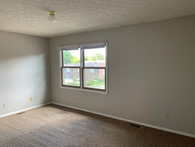 Building Photo - 3 bedroom, Spacious Townhouse: The Willows!