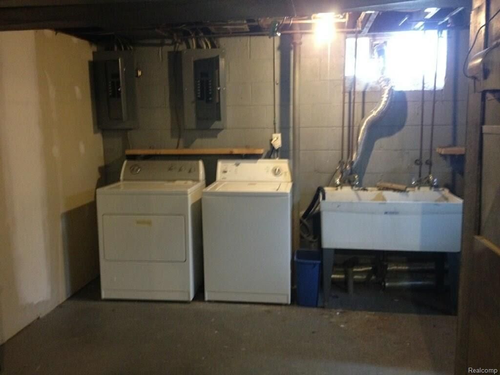 Free laundry in the basement - 531 Highland St