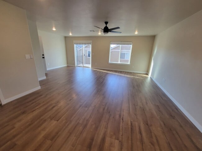 Building Photo - 3 Bedroom, 2.5 Bath Unit in Single Family Residence, White City