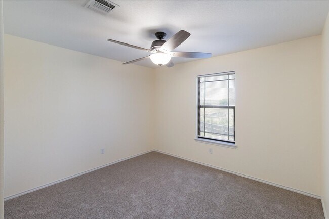 Building Photo - *FIRST MONTH FREE, IF MOVED IN BY 12/31/25*